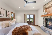 The Chalet @ BHOTR-Luxurious mtn getaway w/hot tub on back patio