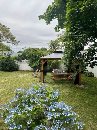 Cheerful 3bd Cape yards from beach/ river access