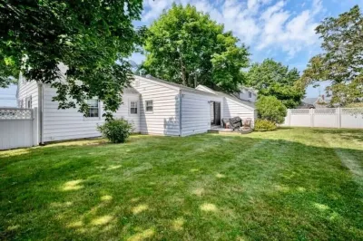 Cheerful 3bd Cape yards from beach/ river access Hotels near Crystal Mall