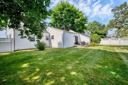 Cheerful 3bd Cape yards from beach/ river access