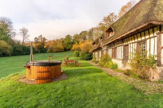 Dream 6-bedroom Villa with private tennis court, Sauna & Jacuzi.