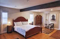 Ushmila's Nest- private entrance, bedroom & bathroom