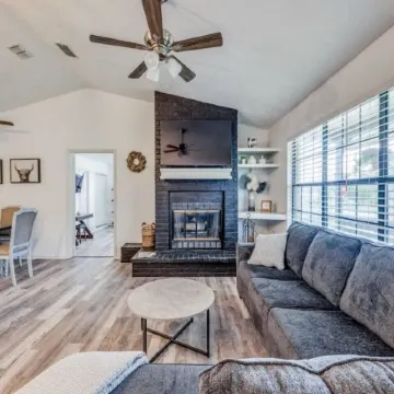 7 Bed Home / Mins to Wineries / Walk to Town Square