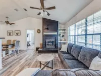 7 Bed Home / Mins to Wineries / Walk to Town Square