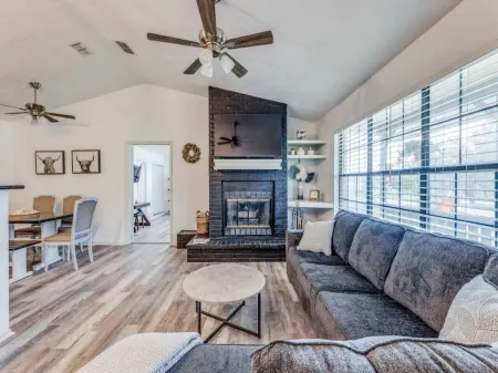 7 Bed Home / Mins to Wineries / Walk to Town Square