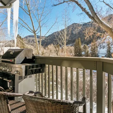 Cozy Beaver Creek Getaway Minutes From Ski Lift!