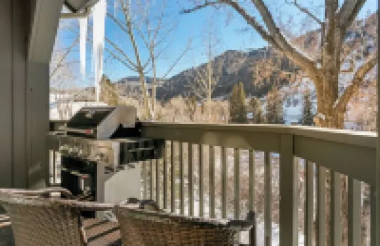 Cozy Beaver Creek Getaway Minutes From Ski Lift!
