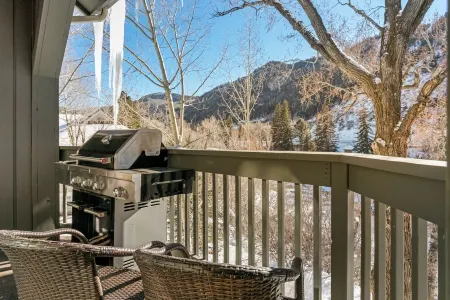 Cozy Beaver Creek Getaway Minutes From Ski Lift!
