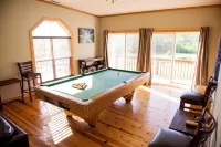 Big Sky Cabin! Hot Tub! on the Wine Trail! Fire Pit! Pool Table! Large Deck!