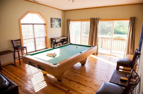 Big Sky Cabin! Hot Tub! on the Wine Trail! Fire Pit! Pool Table! Large Deck!