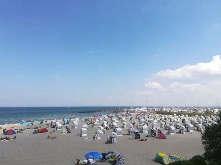 Bright, modern furnished apartment with sea views, 100 m to the beach