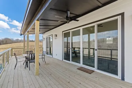 War Eagle Creek Retreat- Cabin on the Creek- Private but close to everything