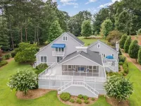 Relaxing Lakefront Home with Brand New Dock and Immaculate Vibes Hotels in Fallstown