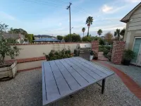 Local Cheerful 4 Bedroom home with outdoor dining