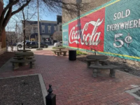 The Top Shelf on the Bourbon Trail in Historical Downtown Versailles ウッドフォードのホテル