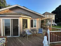 Direct Lakefront Cottage, Modern 2-bedrm Cottage in Point Breeze with WiFi & AC