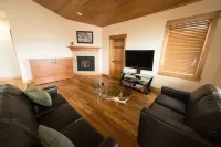 Luxurious cabin on the Yellowstone River with Pond, Five Miles from Chico