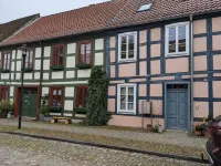 Quietly located holiday home with a natural garden, 500m from the lake and the forest Hotels in Templin