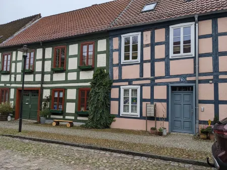 Quietly located holiday home with a natural garden, 500m from the lake and the forest