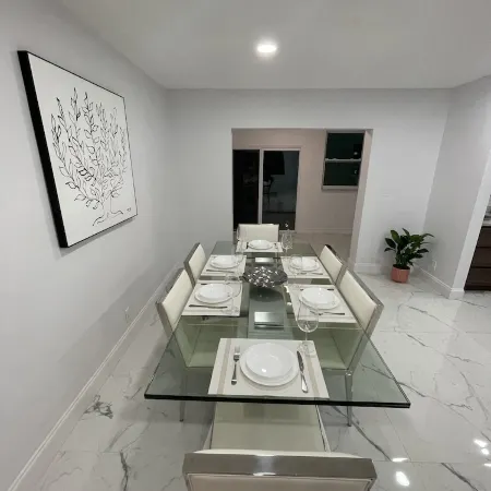 Stylish, Comfortable 3 bedroom house Отели в г. Халландейл Бич