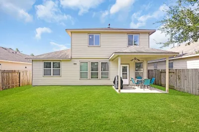 Elegant 5 bedrooms vacation home Hotel dekat Cruisin Tikis Lake Conroe