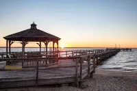 Picture Perfect  Waterfront in town  Sleeps 6  Expansive Outdoor dining area