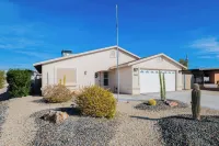 Large oasis backyard with Hot Tub, misters & built in BBQ Grill. 3B2B Southside