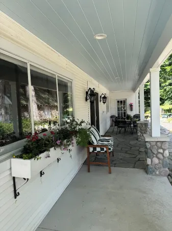 Harbor Springs Ski Retreat — Sleeps 8, Woodstove