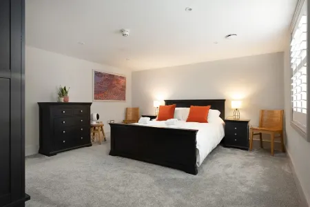 Beautiful period Henley 2 bed apt with gated parking for 1 car