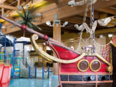 Lake Front Condo on East Lake Okoboji in Bridges Bay Resort. 阿諾茲帕克酒店