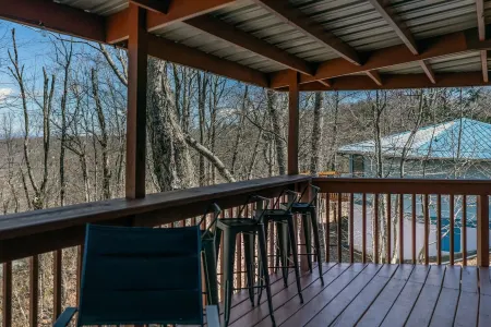 Cozy Treehouse steps from Beech Mtn ski resort, Restaurants, Trails and Fishing!