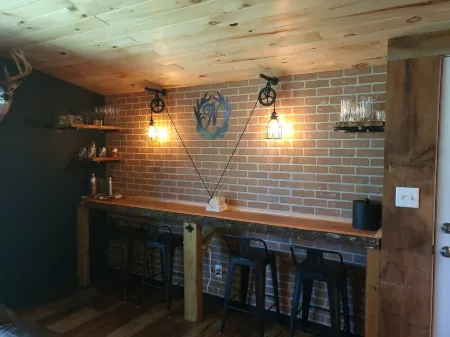 POND IN THE PINES CABIN -COMPLETELY RENOVATED ON 27 ACRES - POND-HOCKING HILLS