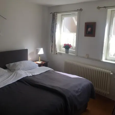 5 bedrooms, quiet town location, garden, 2 parking spaces, 200m to market square