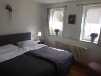 5 bedrooms, quiet town location, garden, 2 parking spaces, 200m to market square