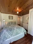 Cozy Pet Friendly Cottage, Partial Water View, Sleeps 7, Half Block from Beach!