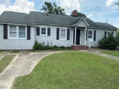 Newly remodeled 3 bdrm, walk to park, restaurants