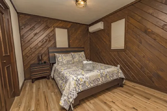 5 Bedrooms Linens Firepit,Hottub Golf Lake Kayaking SplitRock!