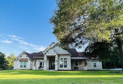 Luxury Farmhouse with Pool - Perfect for Groups Hotels near Just Good Stuff