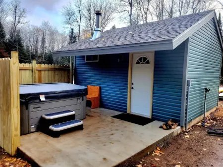Cozy Northwoods Mini Cabin..... SAUNA/HOT TUB ATV/SNOWMOBILE TRAILS Отели в г. Блэкуэлл