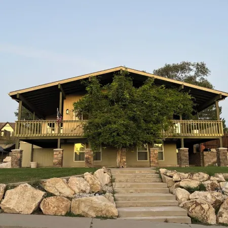 The Treehouse: Spacious Retreat with Theater Room, Fire Pit & Mountain Views