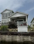 River Front 4-bedroom house with boat dock close to downtown St. Joseph. 세인트 조셉 역 주변 호텔