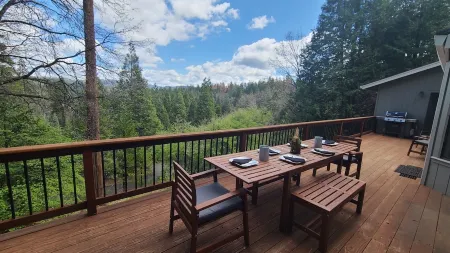 Forest View! 4 Bedroom, Family/Pet-Friendly, w/AC, & Stanislaus Forest Hiking Отели рядом с достопримечательностью «Arnold Rim Trailhead»
