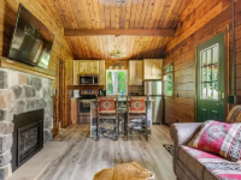 Cozy Log Cabin with Hot Tub Hotels in Donegal Township
