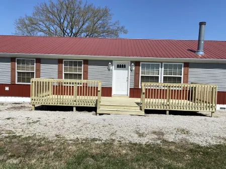 Country setting one mile from boat dock and beach .Now with Internet and Wi-Fi.