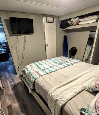 Waterfront Chassahowitzka River 2/2, sleeps 6, pet friendly, 8 kayaks, fishing! Отели рядом с достопримечательностью «Get Up and Go Kayaking - The Chaz»