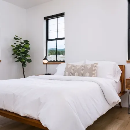 Fairhaven Luxury With Rooftop Deck and Ocean Views