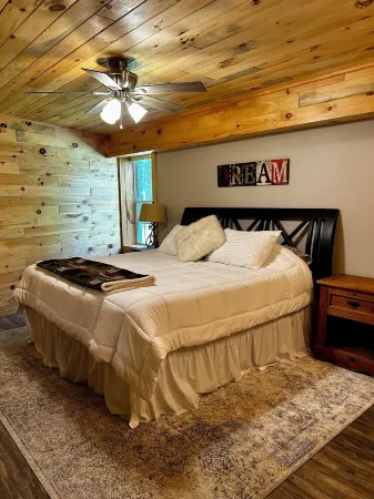 4-Bedroom Waterfront Lakehouse in Maine. Fire Pit, Deck & Private Dock, Kayak.