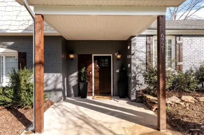 Modern/Luxe style with 2 Master en Suites-Fenced in Custom Home In SouthPark! Hotels near The Arboretum Shopping Center