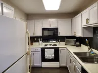 The Redhawk Hideaway: Charming 2BR Condo near Miami Univ in Oxford! Book now!