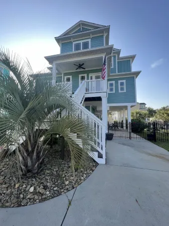 Garden City Pet friendly beach house! Golf car provided. 3 min ride to the beach Отели рядом с достопримечательностью «TPC Myrtle Beach»